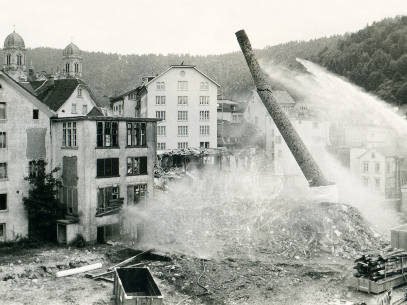 Abbruch der alten Fabrikgebäude in Einsiedeln, Fotografie von Franz Kälin, 1989