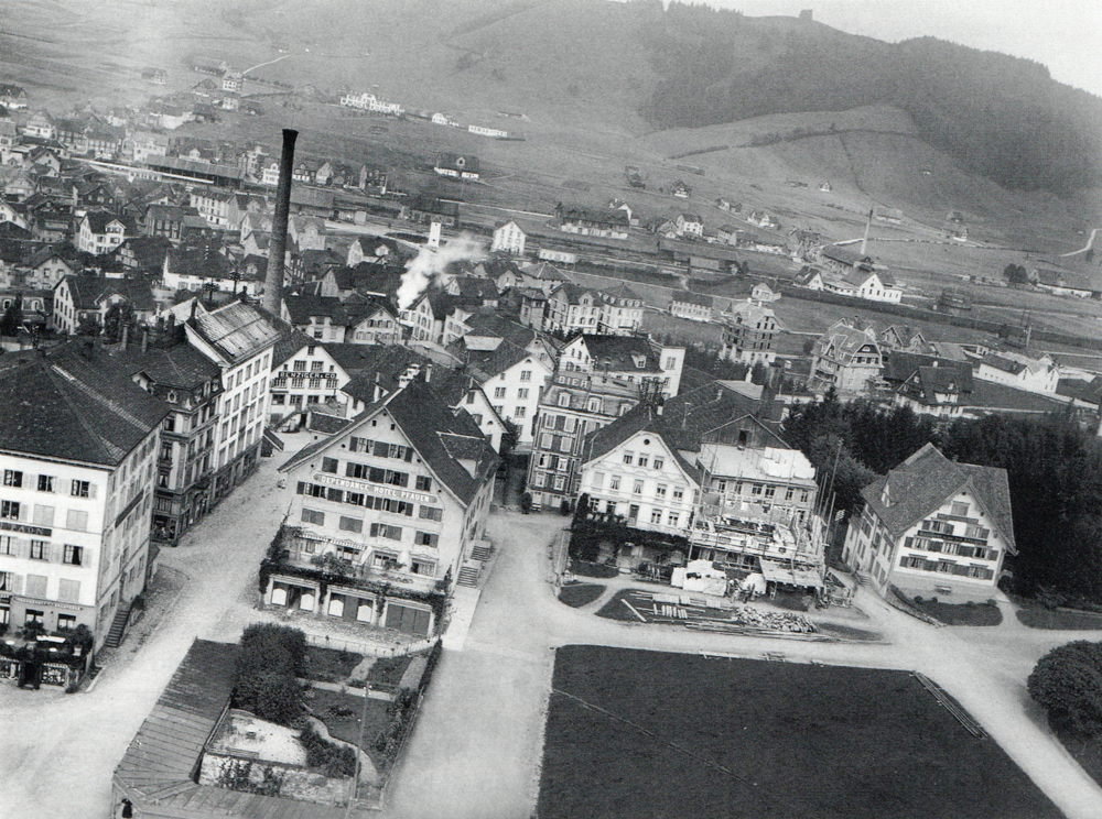 Nördlicher Dorfteil mit Benziger-Kamin, dritter Teil einer Panorama-Aufnahme, Fotografie, 1912